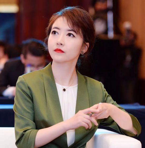 这可能是个信息，张晓楠会来东方甄选接替孙东旭之前的工作。昨晚，张晓楠出现在《老俞