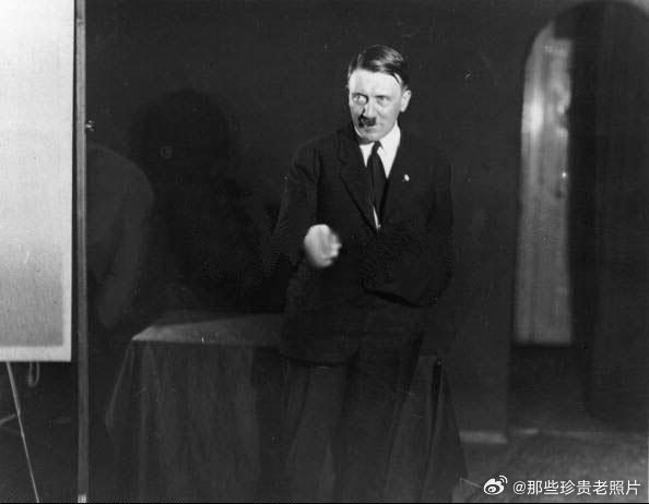 1925年希特勒的私人摄影师海因里希・霍夫曼为他拍摄的练习演讲的照片，当时希特勒
