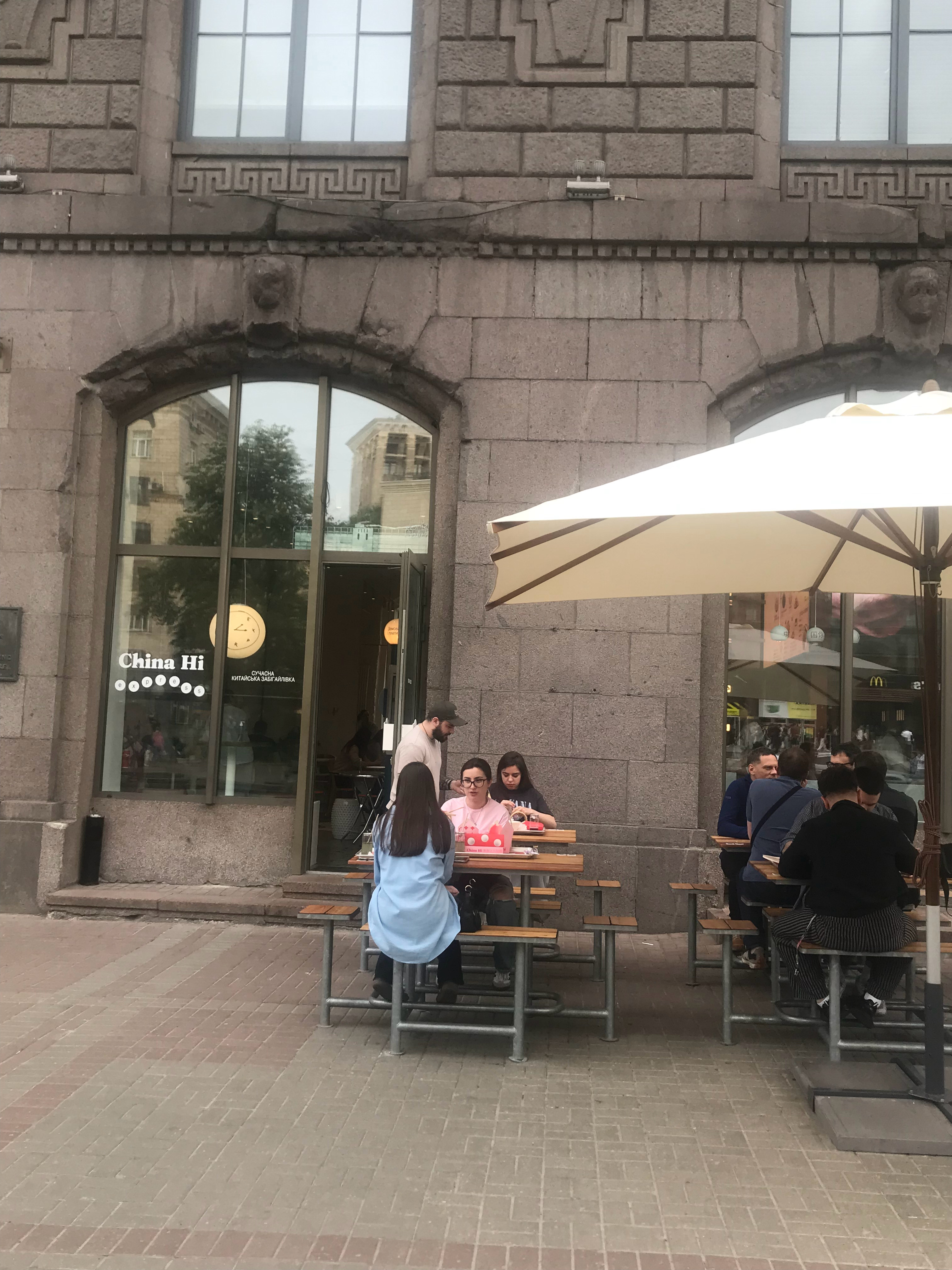 ChinaHi，基辅市中心的中式小吃店，很受市民欢迎。餐盒上写着中文“美食让人