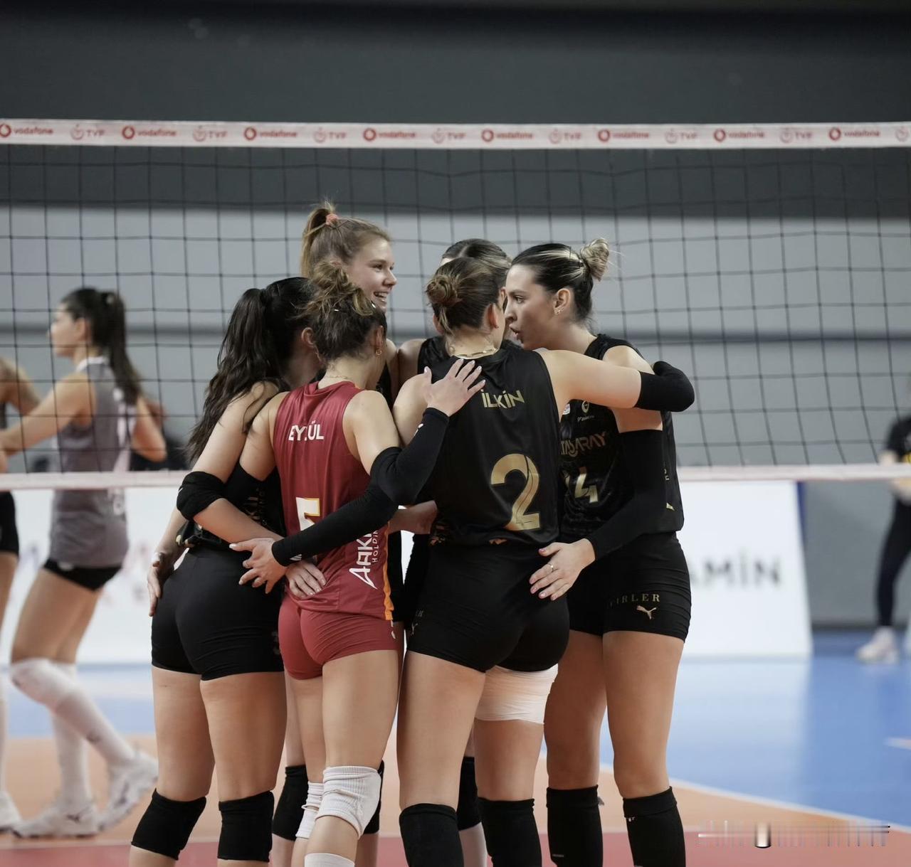 王媛媛这一场替补上来又拿了高分，13扣7中3拦，加拉塔萨雷俱乐部现在是离不开媛媛