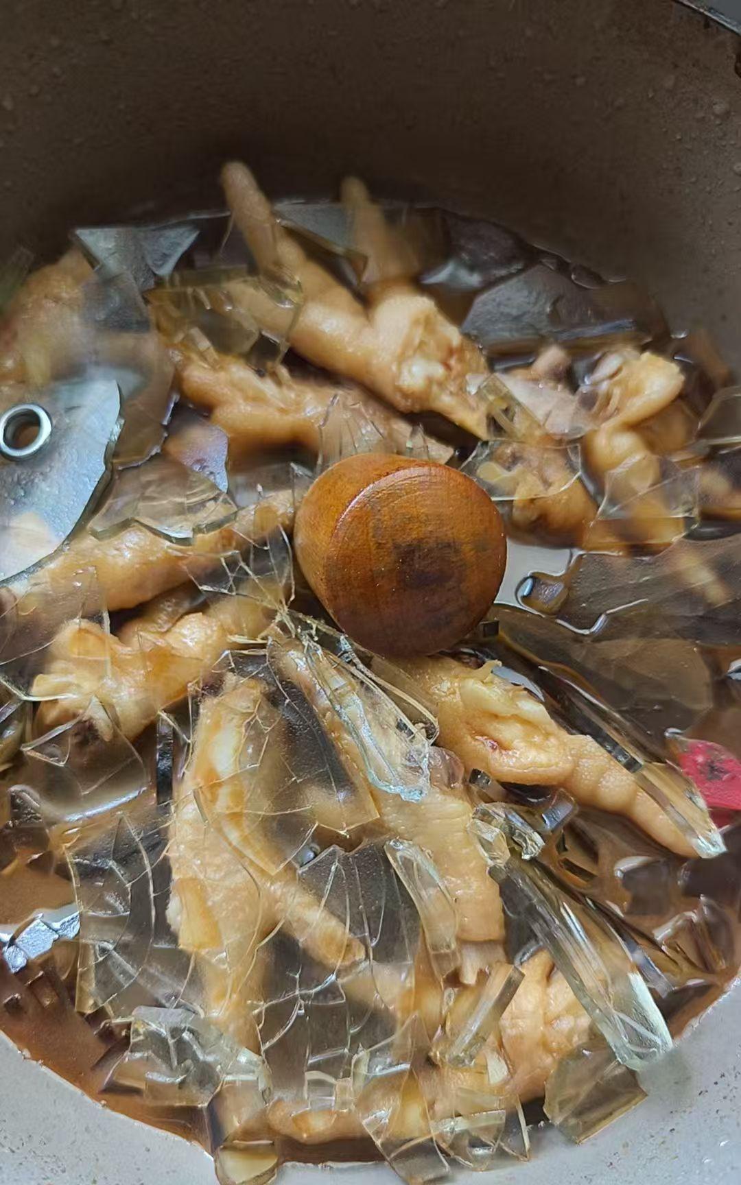 怎么办？炖了一锅鸡脚，锅盖子碎了……好奇怪，怎么会遇到这种事，好好的锅盖子在锅