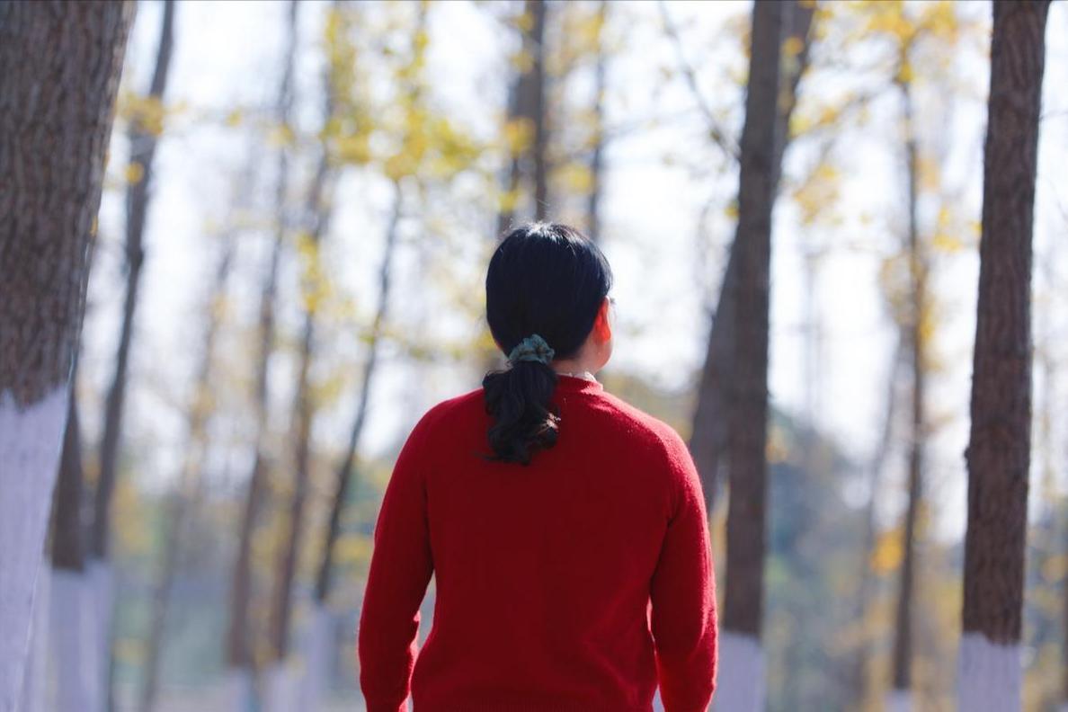 51岁的邻居大嫂猝然离世。处理完后事，他的儿子媳妇就搬到了镇子的楼上去住了。她穿