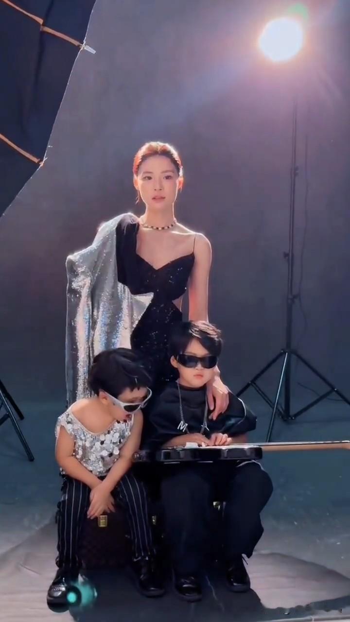 1月5日，苏醒妻子廖语辰更新拍照vlog，并配文“所以时间的参照物是什么呢？也许