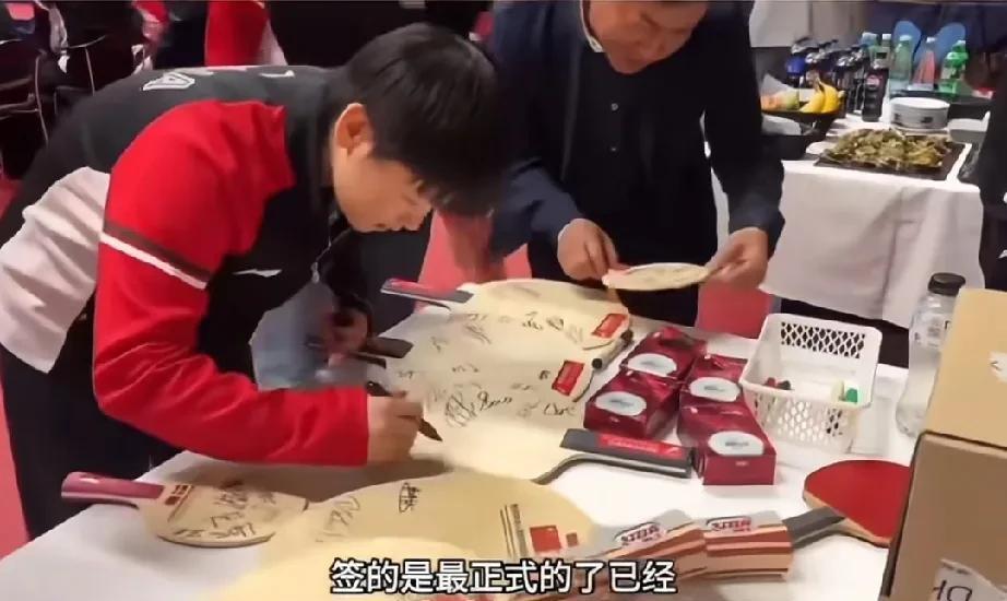 莎莎：我这批改作业的速度还可以吧？丹麦的乒乓球迷又幸福了！不要太羡慕了！[捂脸哭]