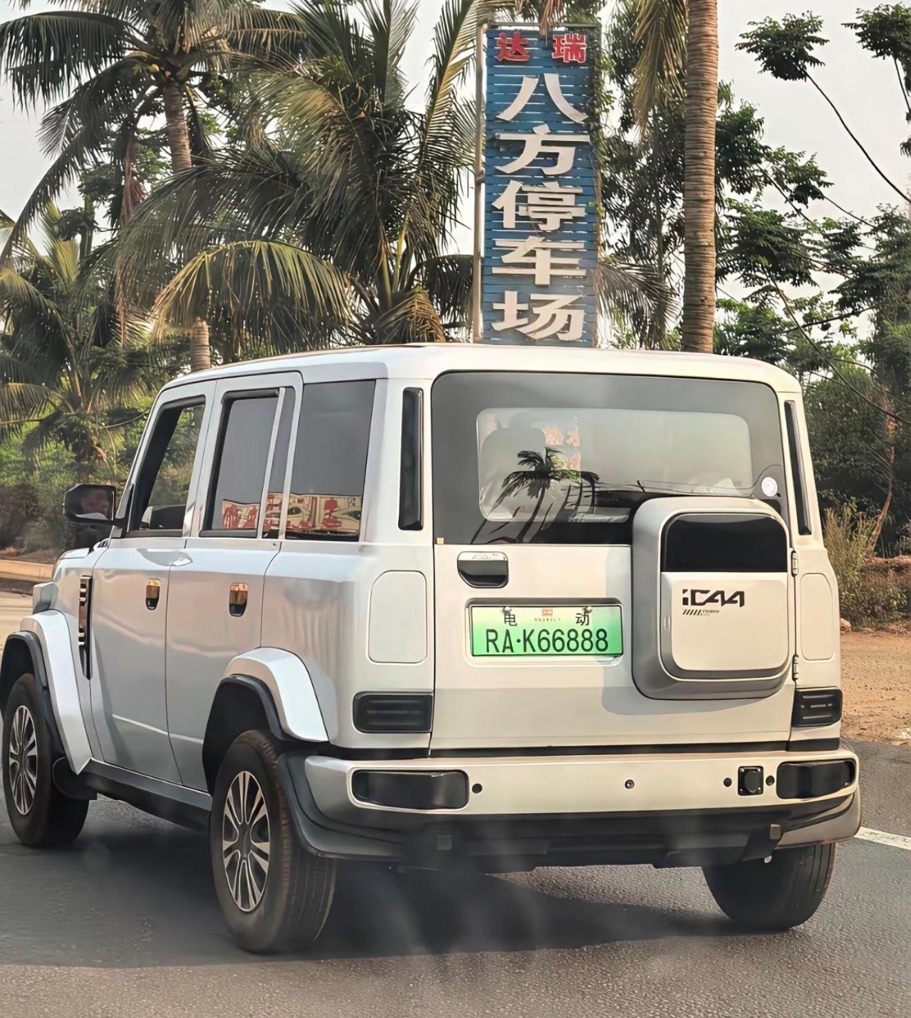 老头乐太超前没有驾驶证的老头也开上iCAR了。。。第一眼我真没认出来。