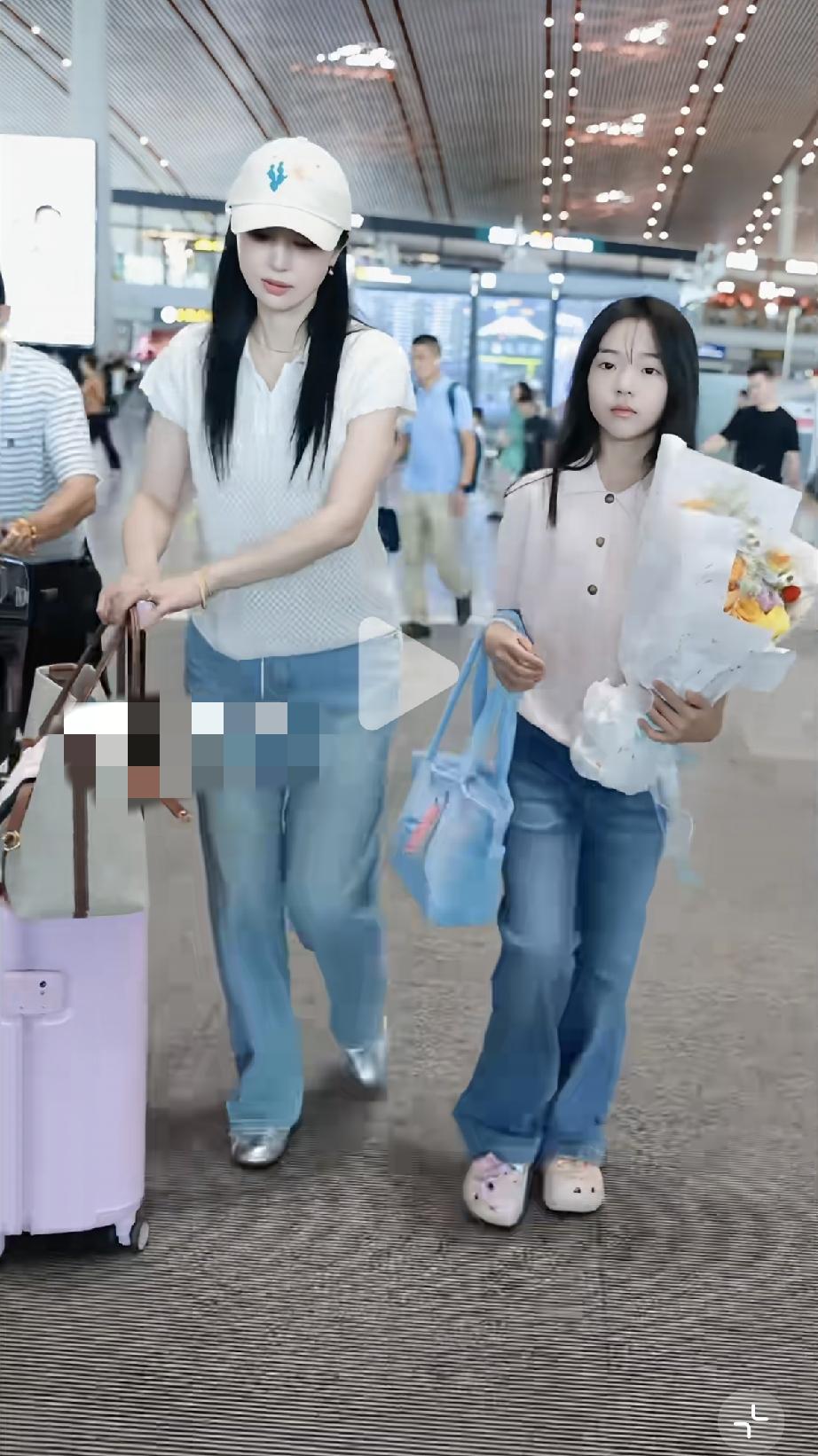 7月18日，小酒窝韩国声乐比赛获一等奖后回北京了，在机场她剪了韩系刘海，但却不开