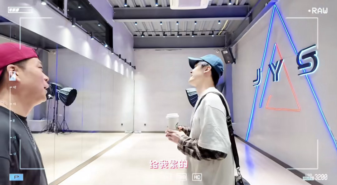 付辛博杀青秒进排练室剧组杀青的余温还没散，他已经出现在排练厅了。无缝切换的速度