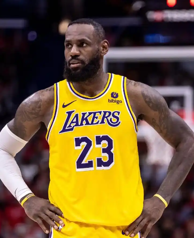 其实湖人的策略非常明确，老詹在场上我跟你拼进攻，老詹下场我给你拼防守，我不得分你