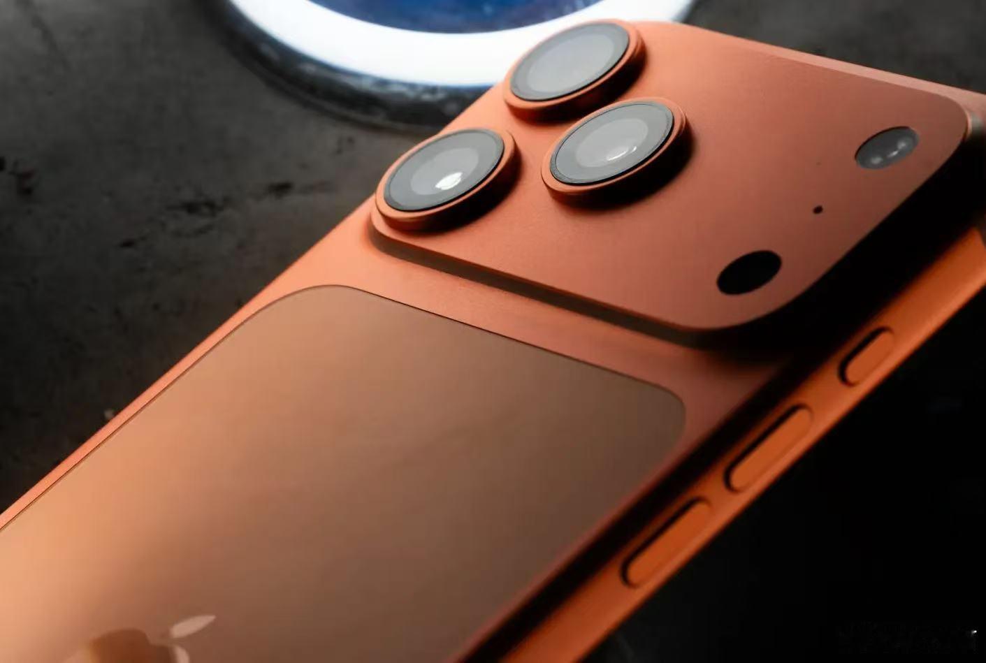 更换背板玻璃，解决铝合金和玻璃颜色差异过大的问题。两种不同材质的拼接，有色差很正