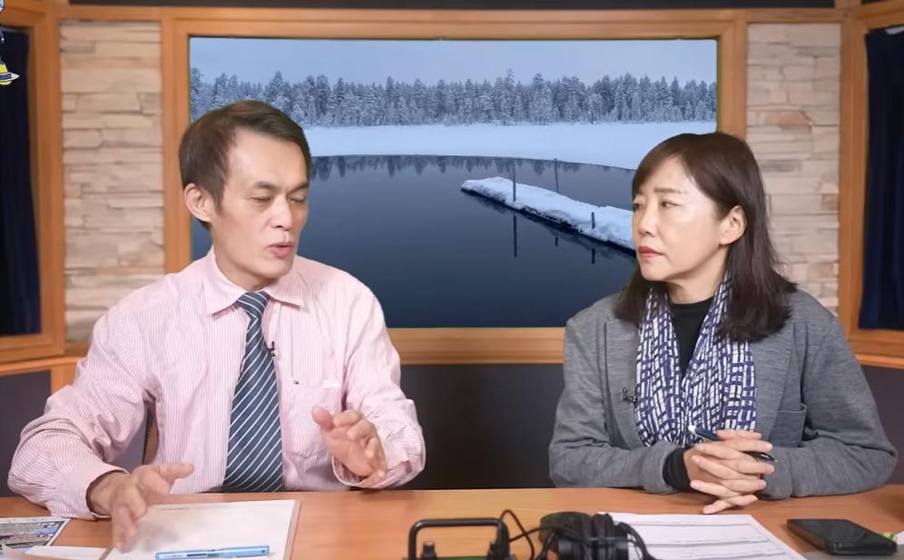 尹乃菁和节目来宾一口一个中国媒体人尹乃菁今天（16日）专访淡江大学财务金