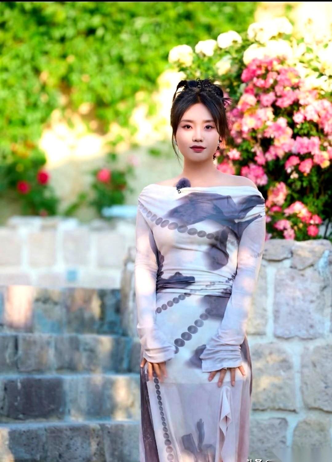不得不说李雪琴，她是真把“组CP”这事，干成了一门流水线生意。综艺沙发上，她旁