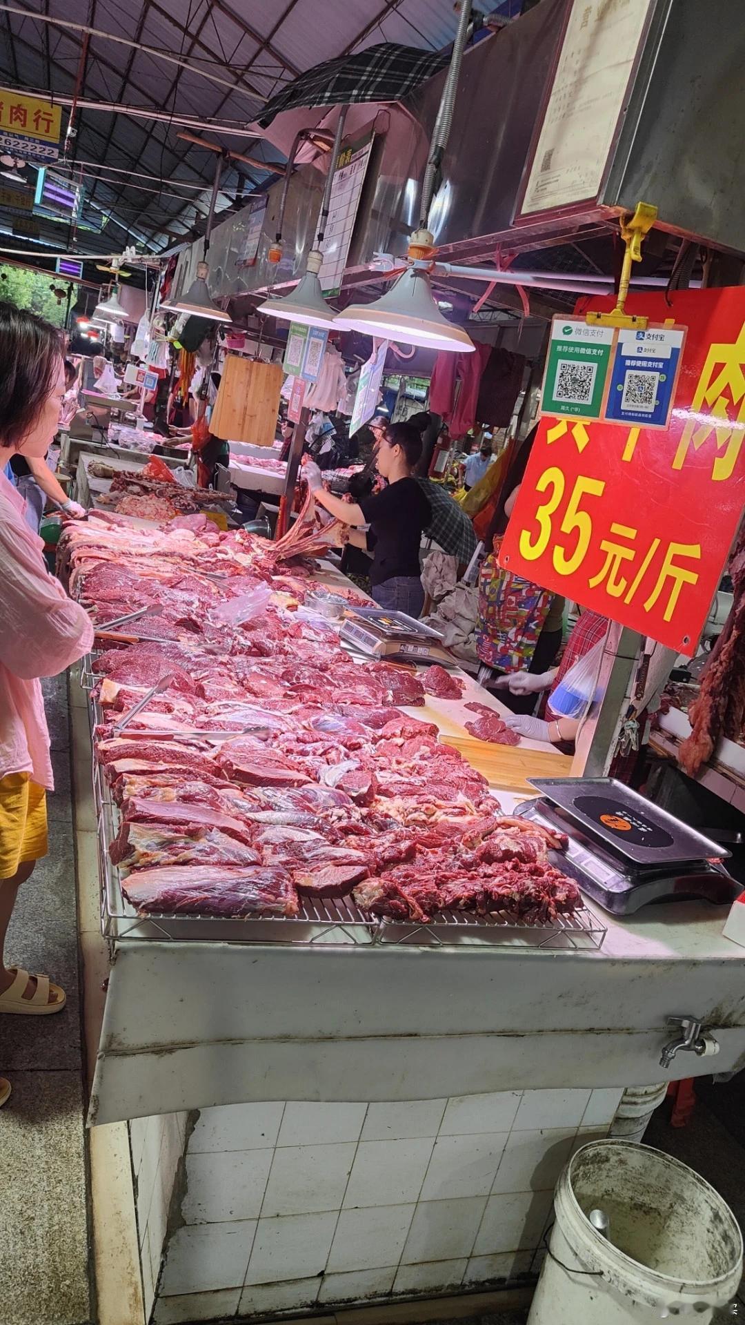 100元买不到三斤鲜牛肉。牛肉又涨价了。很多地方的牛肉超过了35一斤。买一斤牛肉