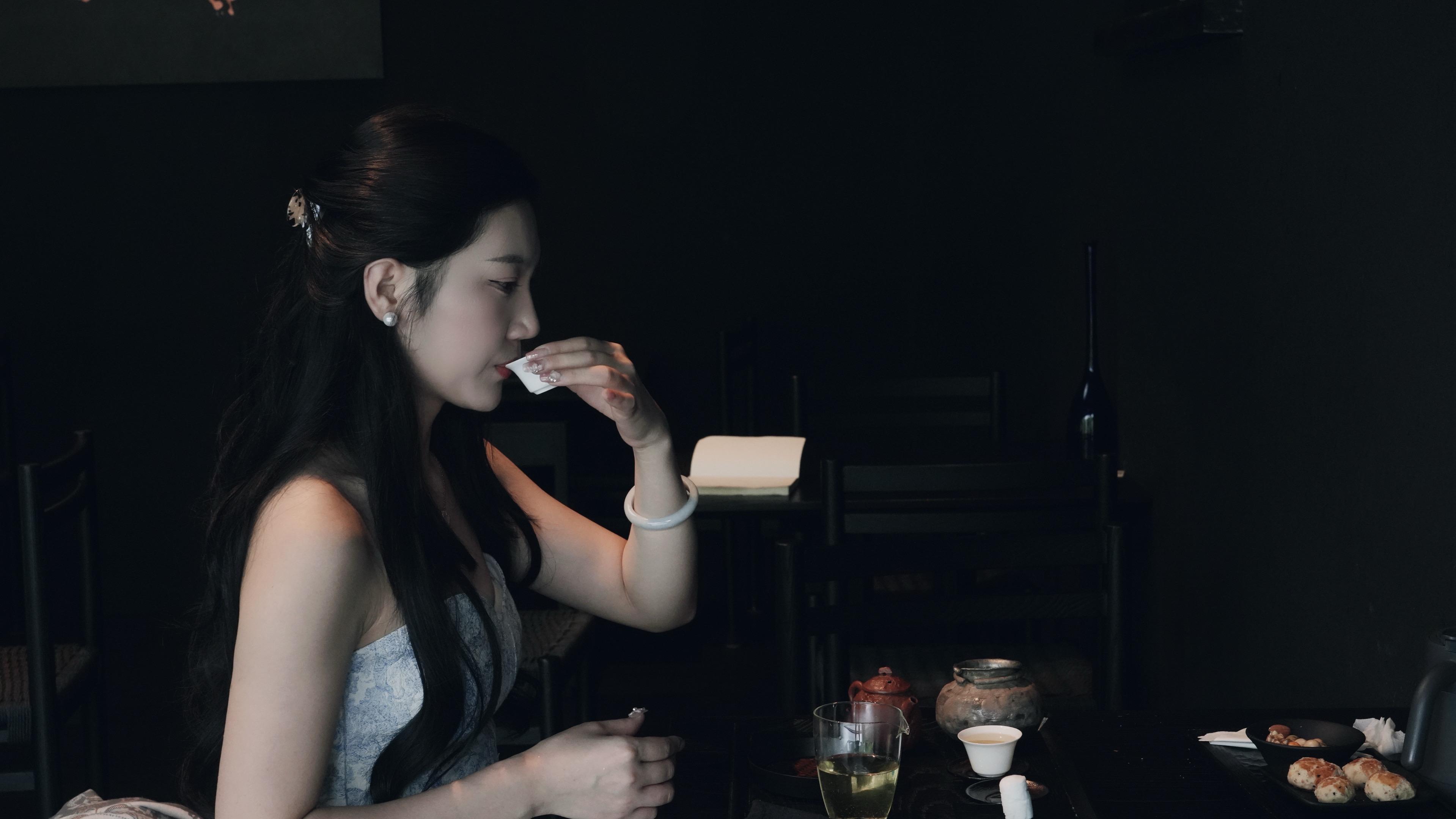 以前觉得难吃的的菜 苦涩的咖啡  无聊的独处 现在都好喜欢