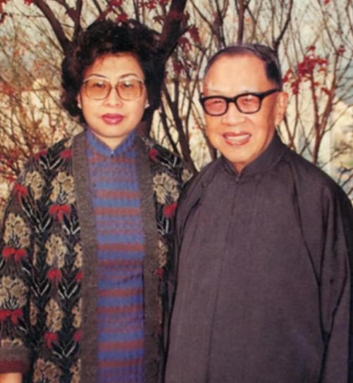 1956年，国学大师钱穆，61岁时三婚迎娶胡美琦。新婚夜，他盯着如花似玉的娇妻，