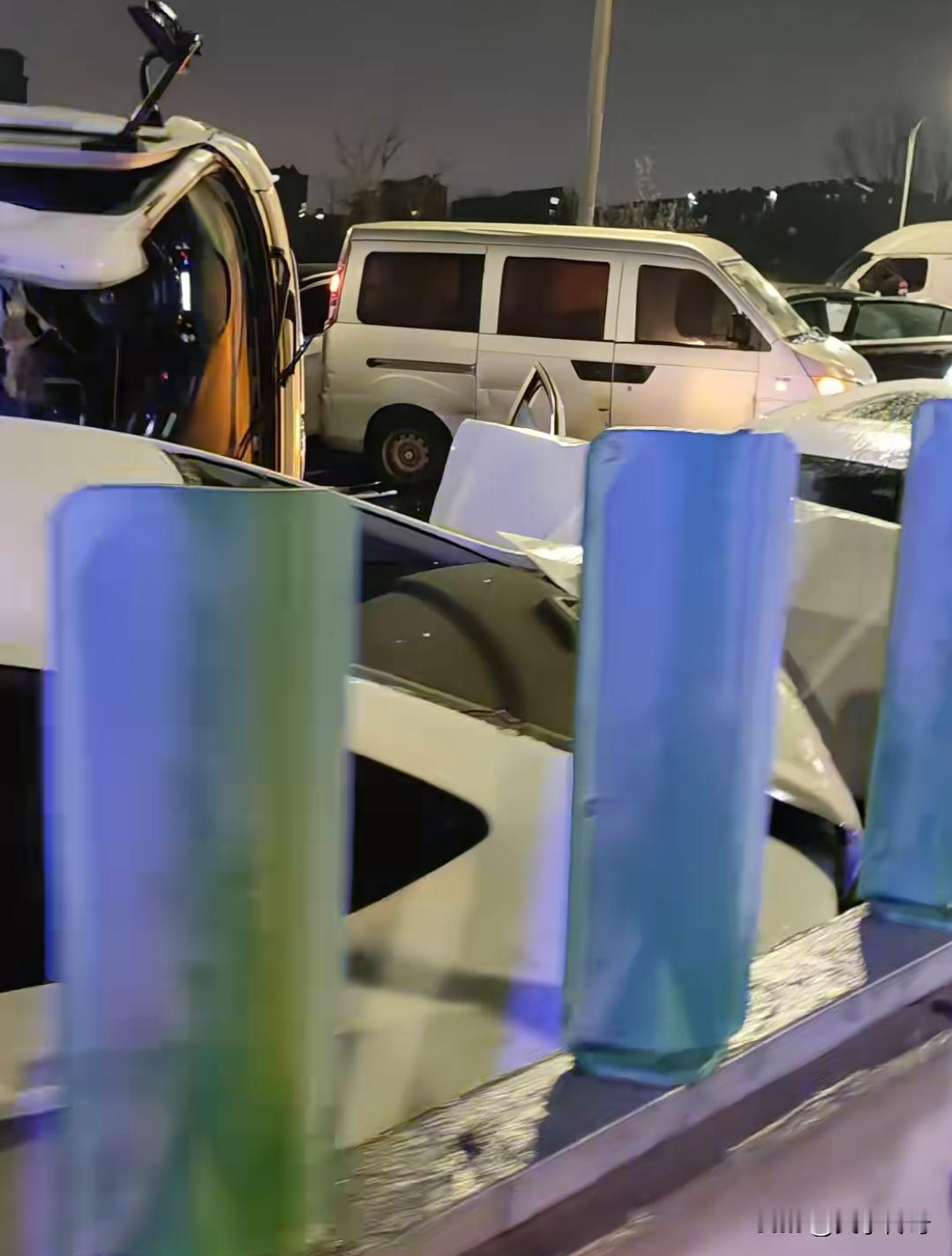 几十辆车连环撞！临沂陶然快速路车祸严重。从18日开始临沂市区开始下小雨夹雪，下午