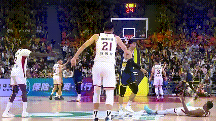 这是什么情况，迪亚洛没打完就要离场了吗？场均1T的男人名不虚传，伤完陈家政，又要