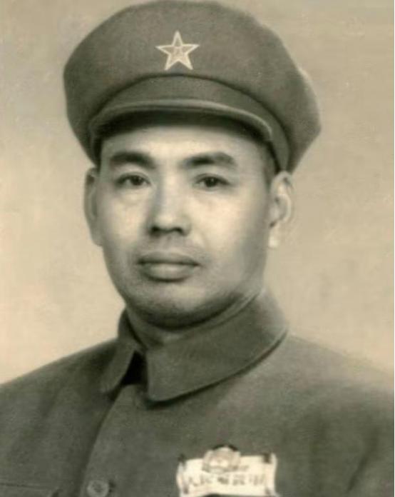 新婚之夜，37岁的许世友对着她19岁的新婚妻子说了一句话，而后拔枪对准新娘，连开