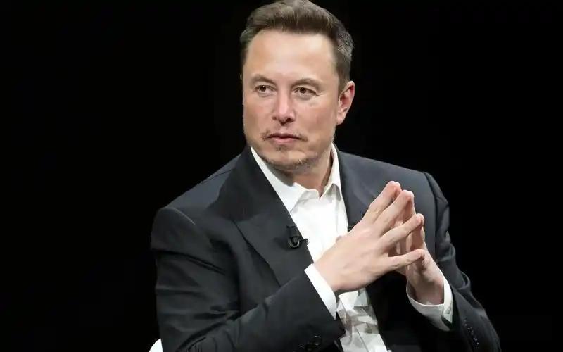 我认为不是因为，万能就是做成一切事，当然包括感情。让全球首富马斯克，跪着向全球