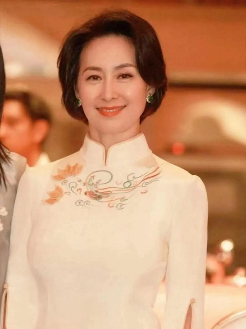 何超琼：赌王女儿，从不发火。​​她的冷静是出了名的。压力大时，她会停下来问自己
