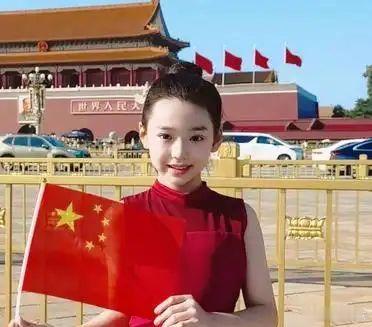 小酒窝的房间也太让人羡慕了，采光充足，还有满满一屋子的小文具，这不就是小时候幻想