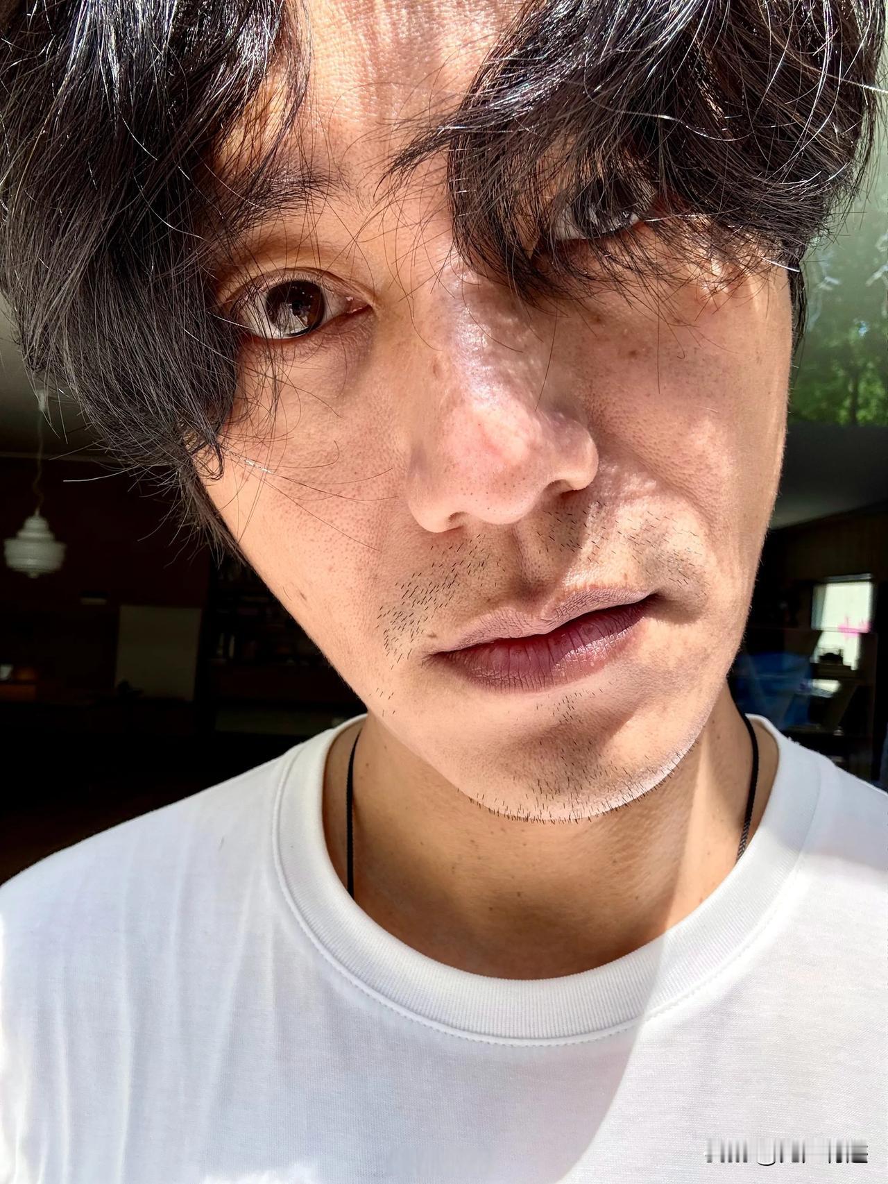 陈坤不妆了，任性放飞自我！不妆的陈坤，让我们普通人得以窥见，他的皮肤其实也没