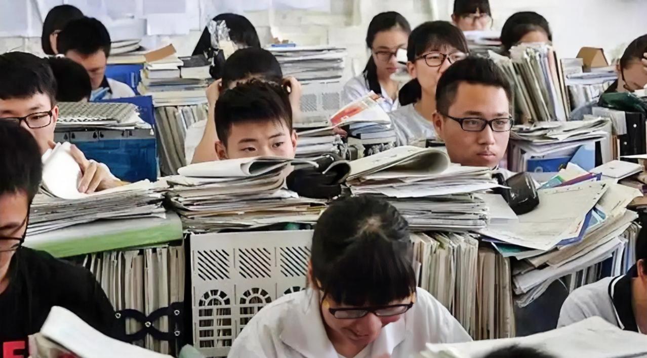 12月16日，教育部扔下重磅炸弹：2026年开始，全国中小学一律不准再买校外商业