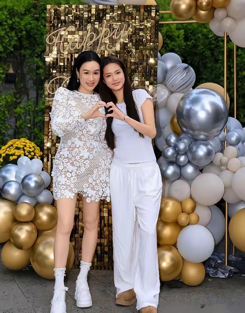 55岁的钟丽缇瘦下来了看起来特别漂亮，和女儿同框看起来像姐妹，两个女儿也完美的继