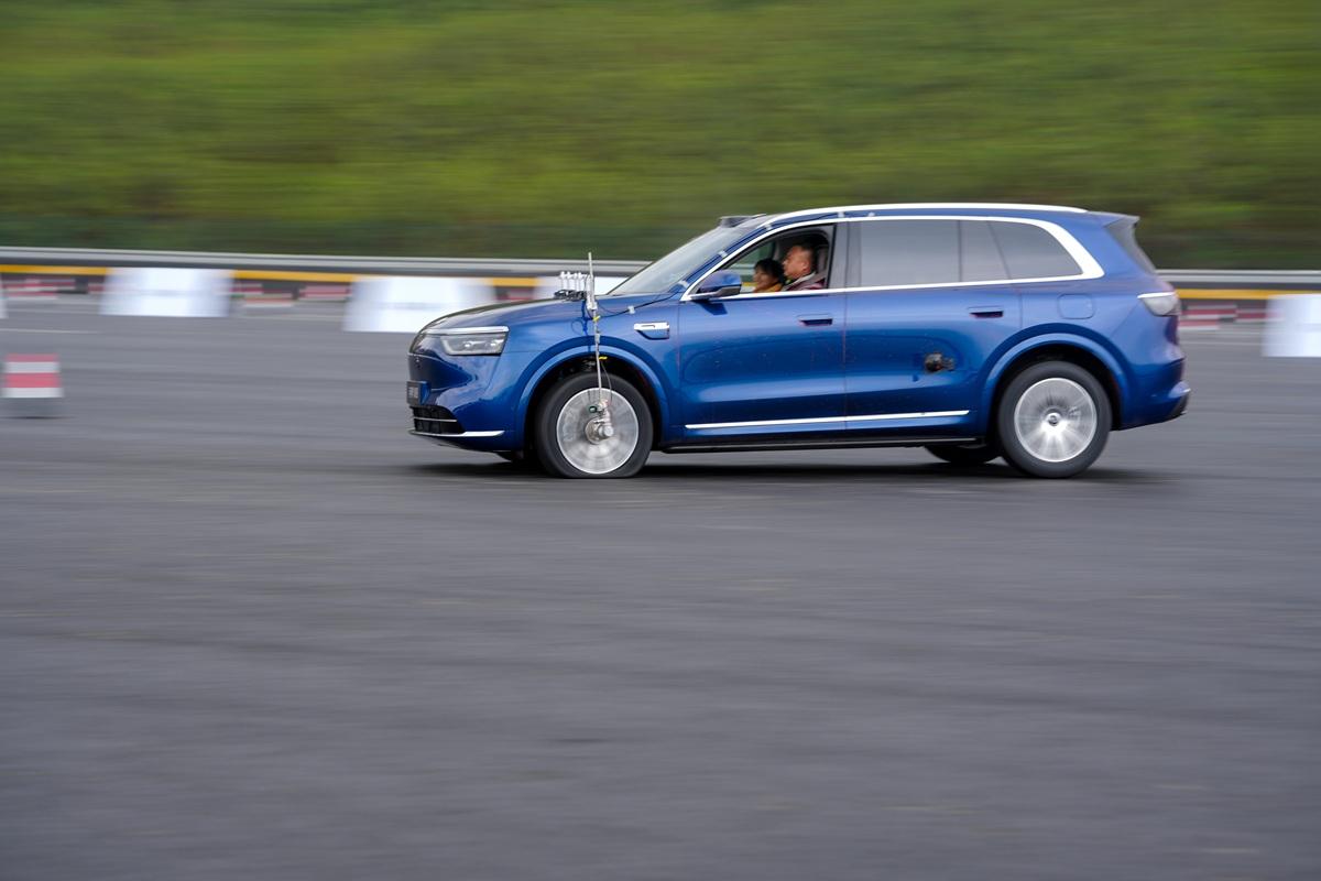 高端家庭选车避雷！问界M8焕新升级，安全才是硬豪华36-45万级高端家庭SUV