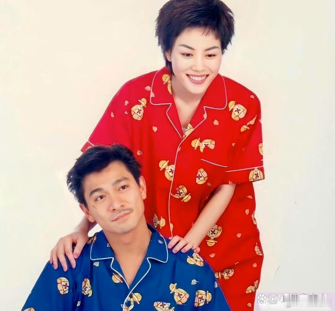 1996年，刘德华和王菲搭伙拍过睡衣广告写真。红蓝配的睡衣造型，忒有那味儿。​