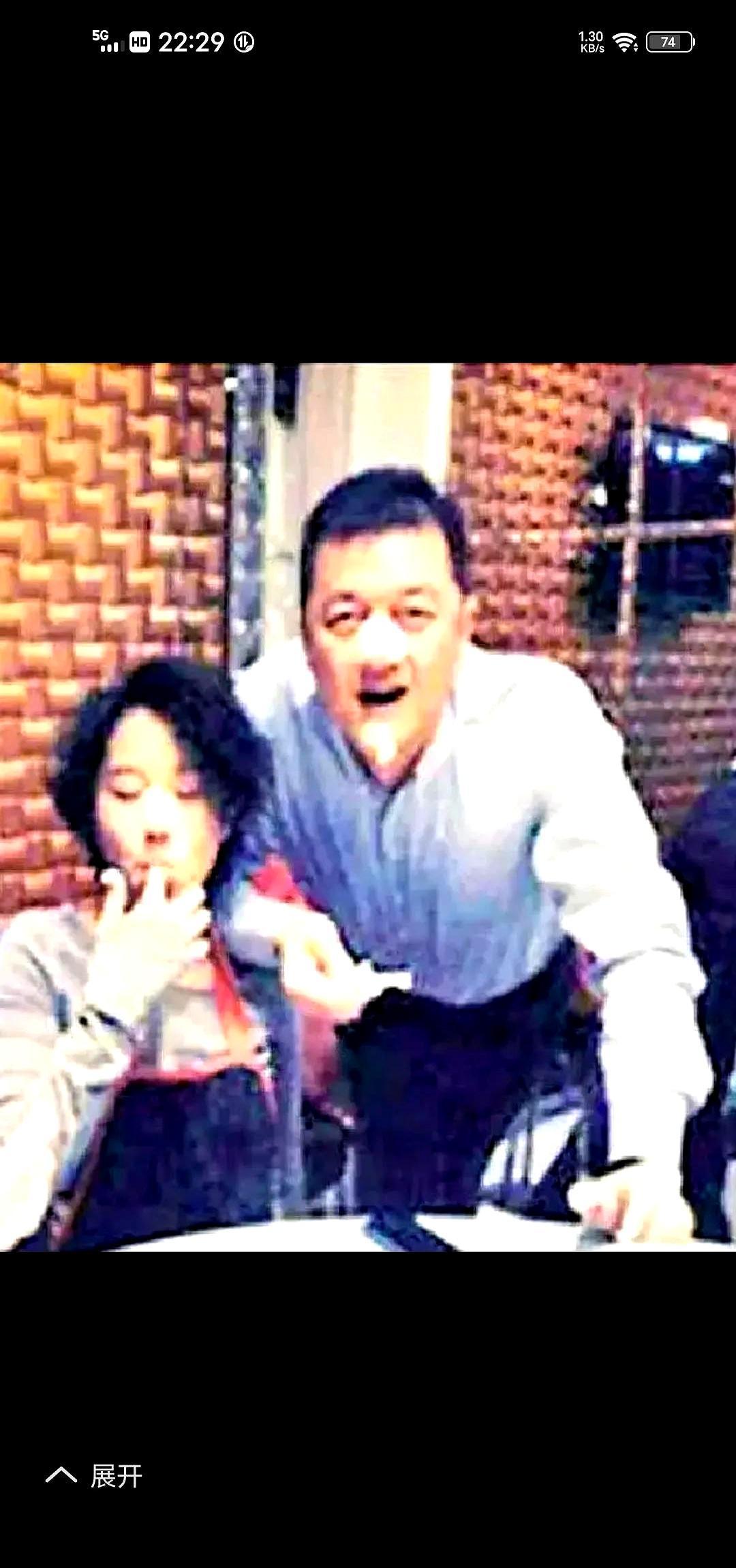 李亚鹏52岁生日那天，窦靖童在社交平台发了张合影，配文只有三个字：“生日快乐，老