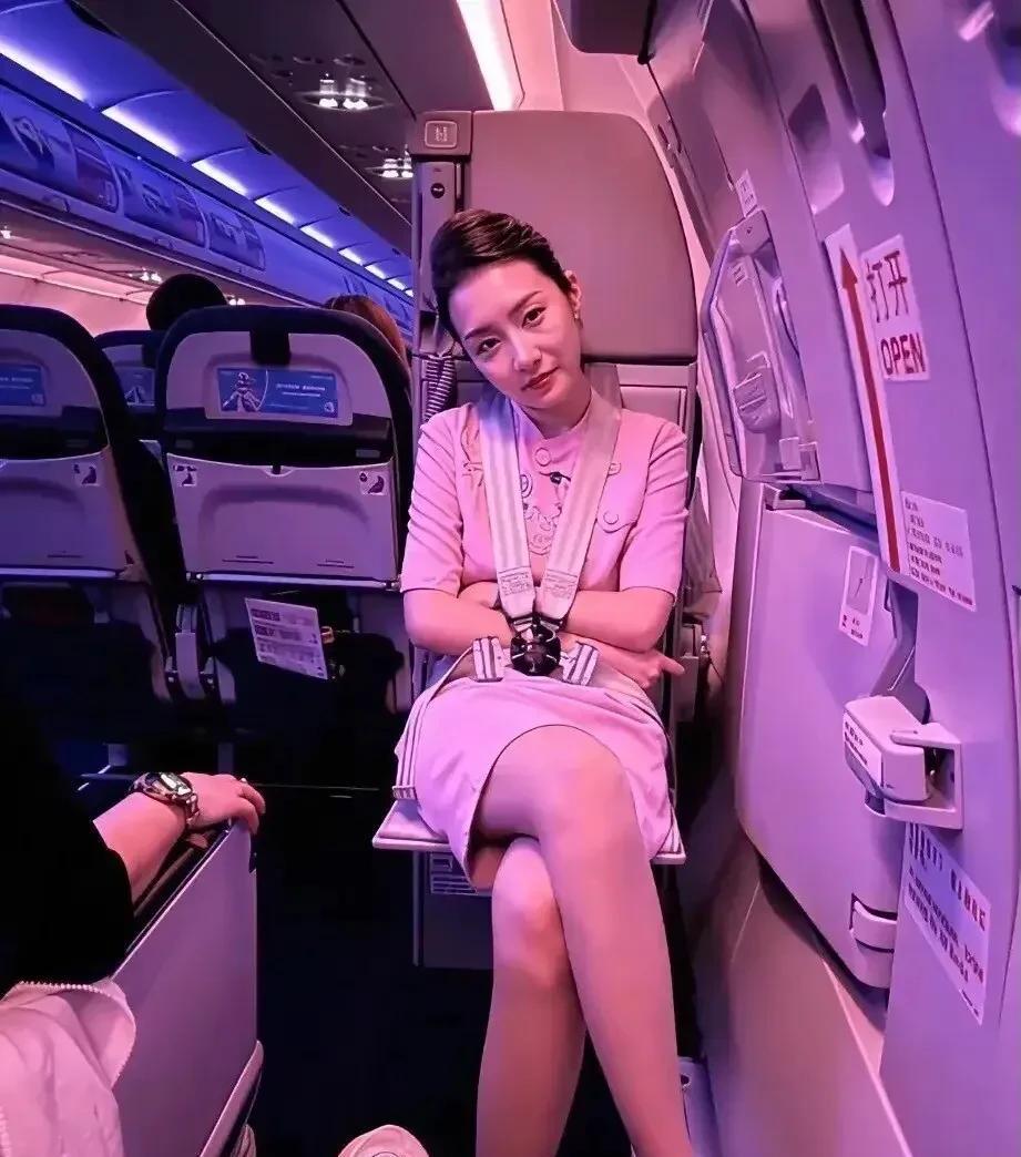 马上起飞了，三个小时航程，就这样杵着[无奈吐舌]大家支支招，我该跟她说些啥？.