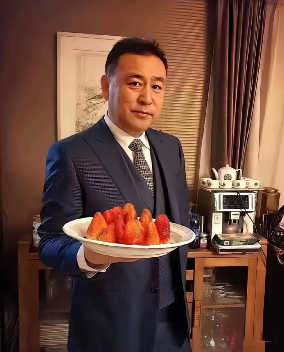 惊爆！65岁央视《新闻联播》前主播张先生，退休后竟开启这般神仙单身生活！