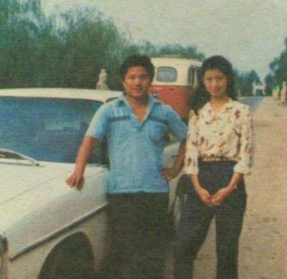 1982年，台湾起义飞行员黄植诚娶了空姐马红。8年后，马红找借口去了美国，结果一