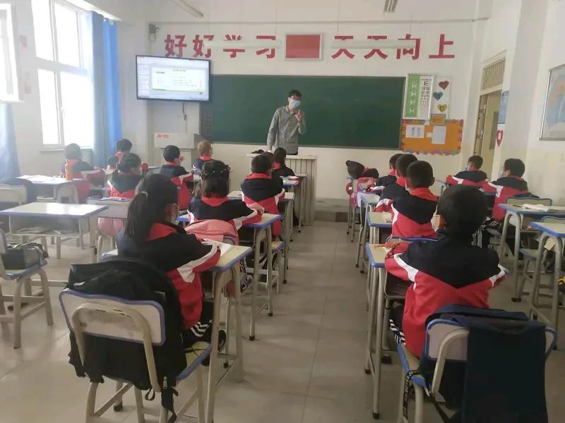 学校工龄一样的两位老师，一人职称是九级，一人是副高，工资差距多少?