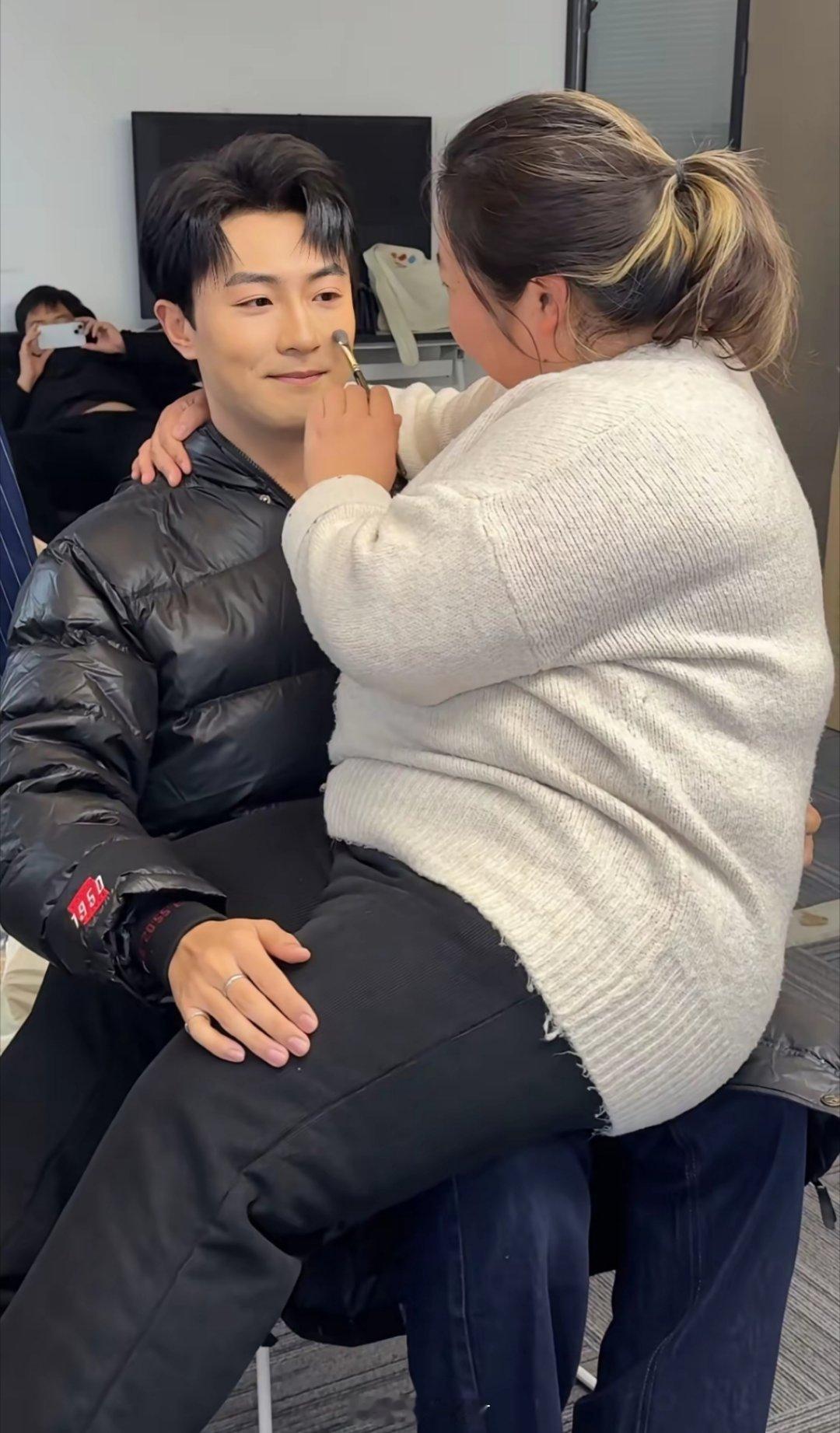 化妆现在都要坐腿上了吗？这个女的肯定喜欢这个帅哥，一眼就心动了！