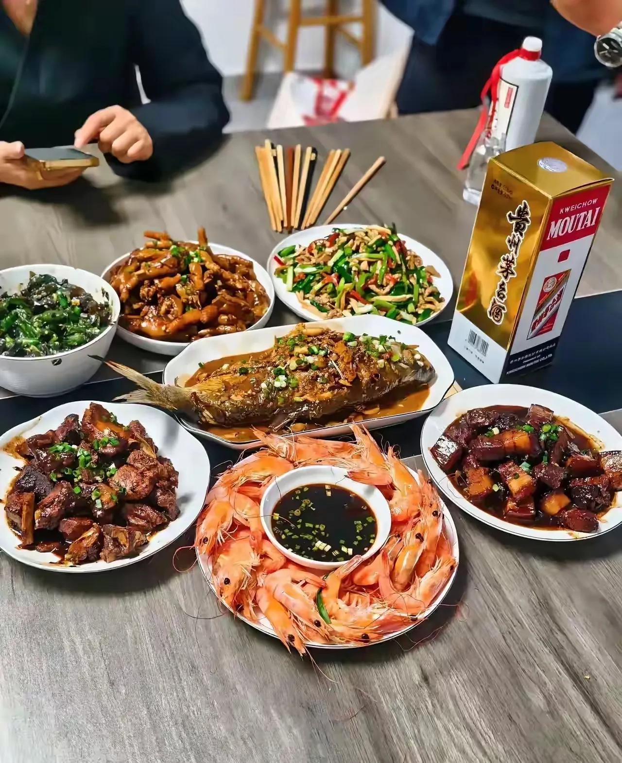 好好的一桌普通的农村家宴,放上一瓶茅台酒,反而感觉不伦不类了。