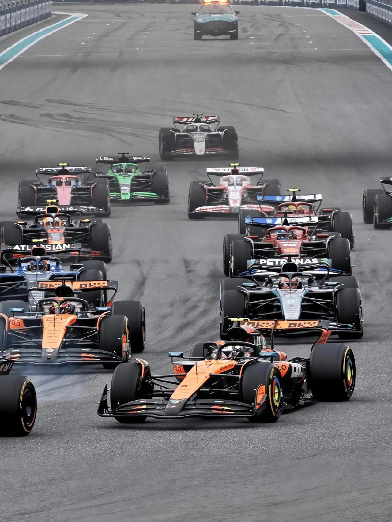 迈阿密站这回可太刺激了！车队歇了五周没摸赛道，一上来就撞上12条新规，FP1直接