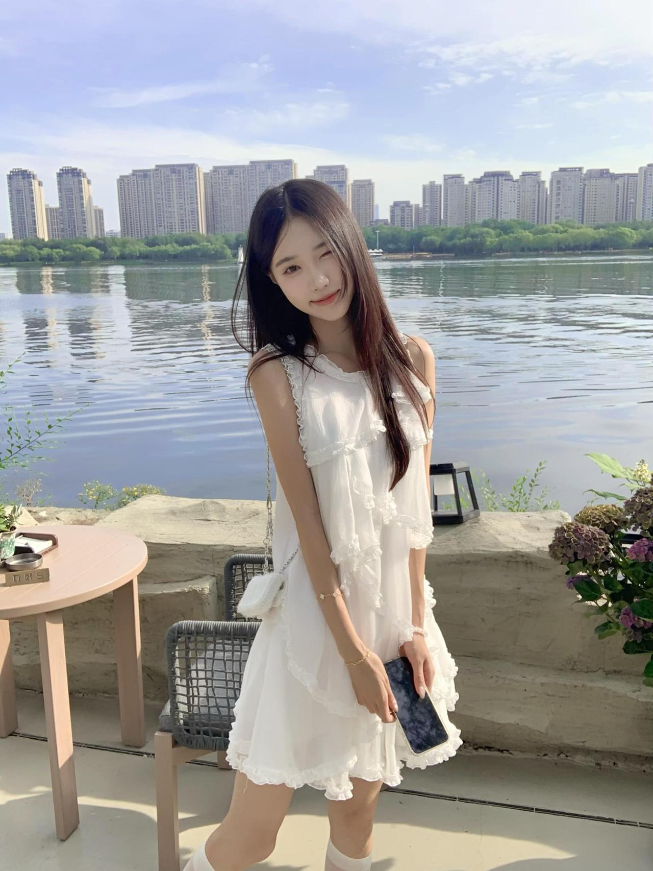 湖畔白衣女，风姿似画中。