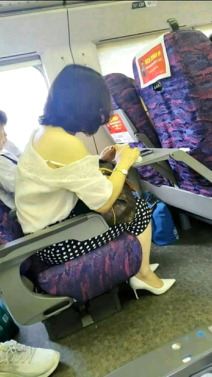 总感觉还是提醒一下她比较好神回复：我劝你把嘴里的耗子放下