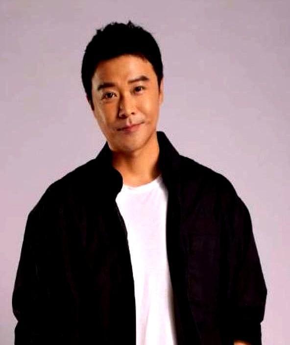 王宝强没进组，唐探就只剩案，没有探。疯癫一停，秦风的冷静像冰掉地，碎得没人捡。