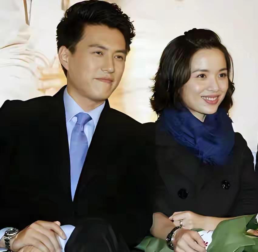 当年靳东顶着全家人的唾沫星子，非要娶个二婚的李佳时，他爹在济宁老家差点把桌子掀了