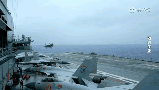 歼-15在大雨中在山东舰上降落作业，看来我舰载机部队已经具备完全的全天候作战能力