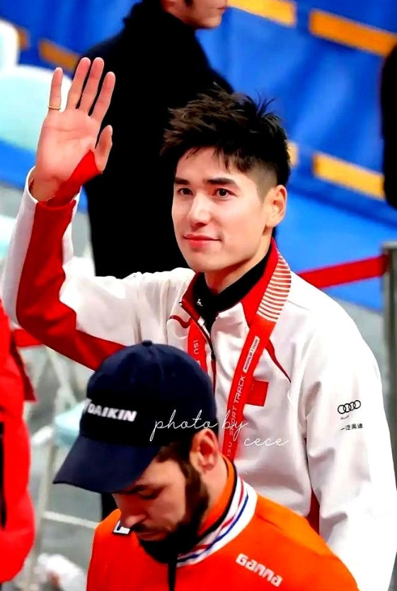 林孝埈摔倒那一刻，刘少昂冲过去抱住了他。冰刀踢到障碍块，人甩出去老远。奖牌