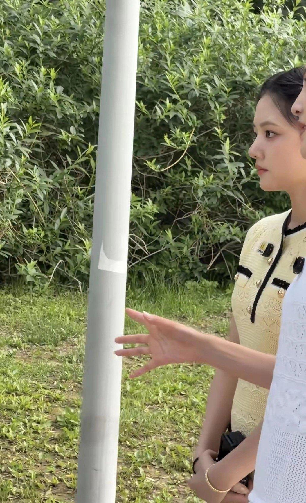 26岁任敏穿奶黄小香风逛奥森公园，路人原相机怼脸拍，腰细腿长比精修还能打，网友直呼：这哪是偶遇，是仙