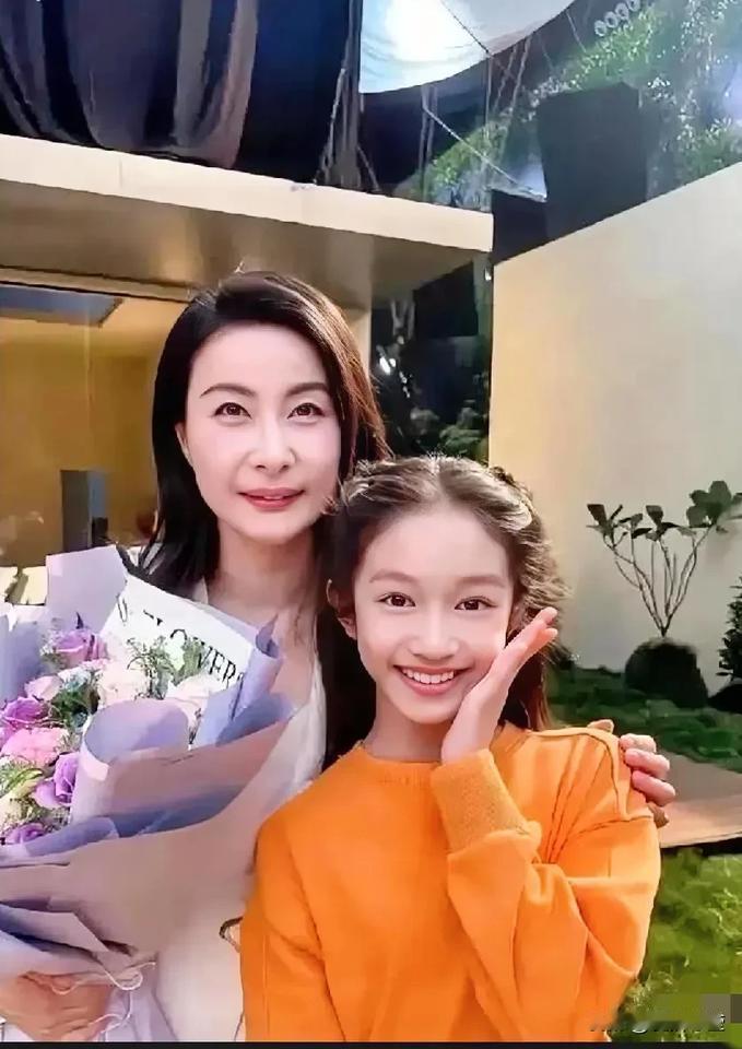 郭晶晶的大女儿霍中妍那叫一个甜美可爱，聪明伶俐，跟她妈郭晶晶长得可像了，这基因真