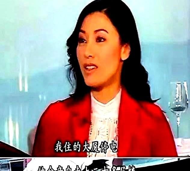 连个响动都没有，每月钱就到账了。这日子，李嘉欣过得明明白白。当年刘銮雄半夜爬