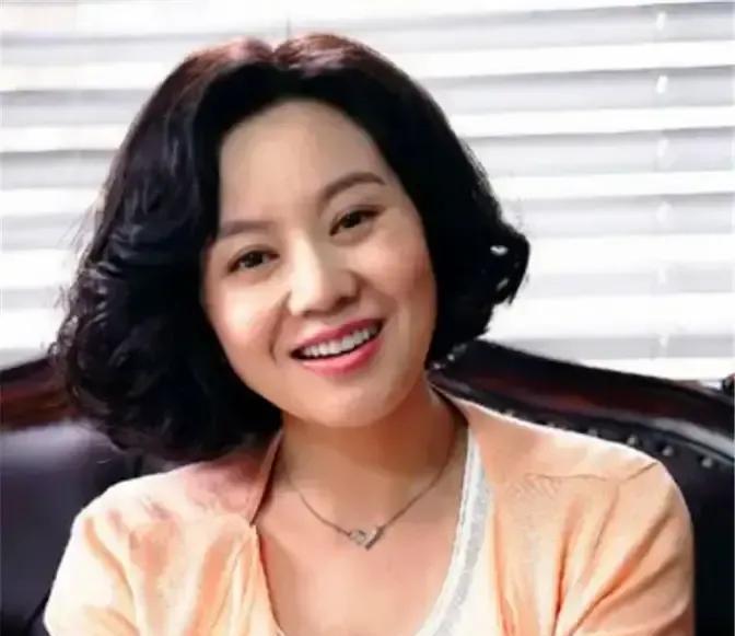 记错孩子百日宴——这种朋友该绝交吧？姚晨偏把闫妮的迷糊记了二十年。百日宴当天