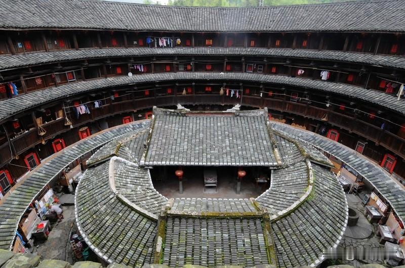 客家话既不属于粤语，也不属于赣语，它是汉语七大方言之一。客家话是汉族客家民系使