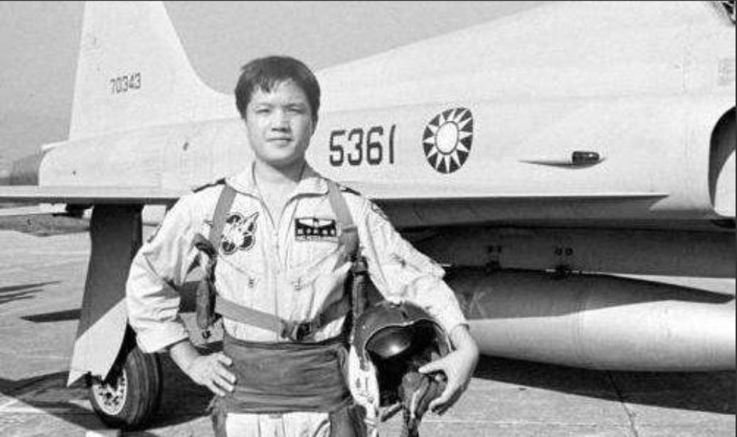 1981年，台湾飞行员黄植诚，驾驶先进战机回到大陆，却被后座飞行员察觉，黄植诚一