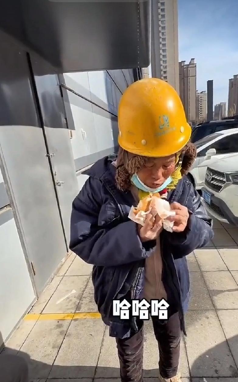 一句“闲不住”，便将一身生活压力默默咽下。图片上的这位老大姐满脸沧桑，我们无从